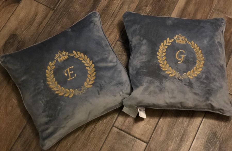 Pagalvėlė su inicialais